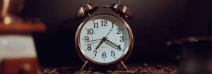 Runder Wecker mit einem weißen Ziffernblatt und zwei Alarmglocken auf der Oberseite.
