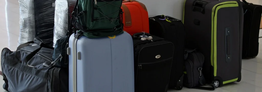 Eine Reihe von Gepäckstücken, darunter Koffer und Taschen in verschiedenen Farben und Größen.