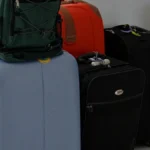 Eine Reihe von Gepäckstücken, darunter Koffer und Taschen in verschiedenen Farben und Größen.